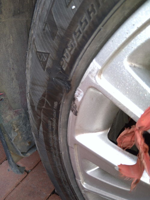新手開車,輪胎蹭馬路牙子上了,側面車胎掉了塊皮子,還能繼續用嗎
